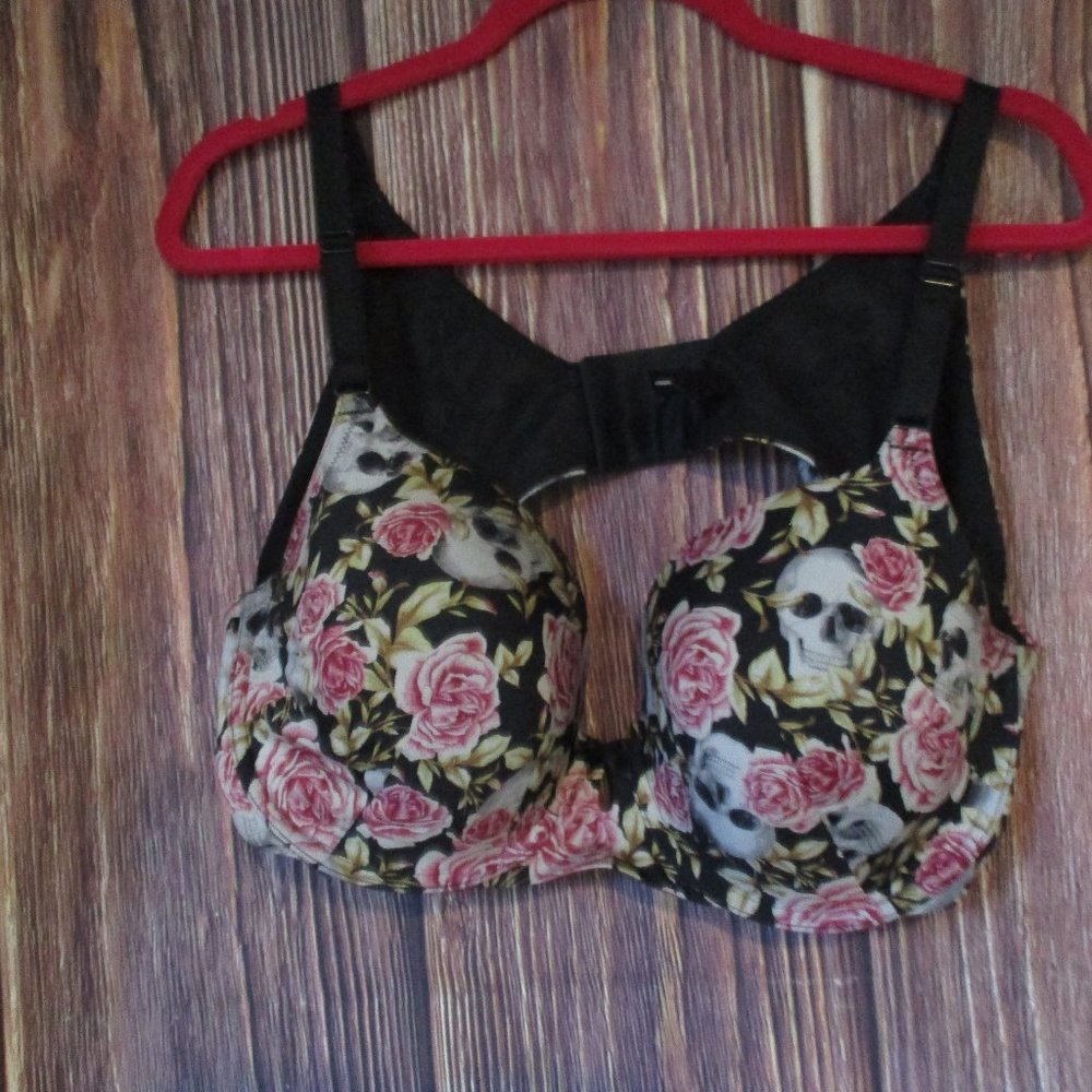 42C Torrid Black w roses and Skulls in VGUC Bra -